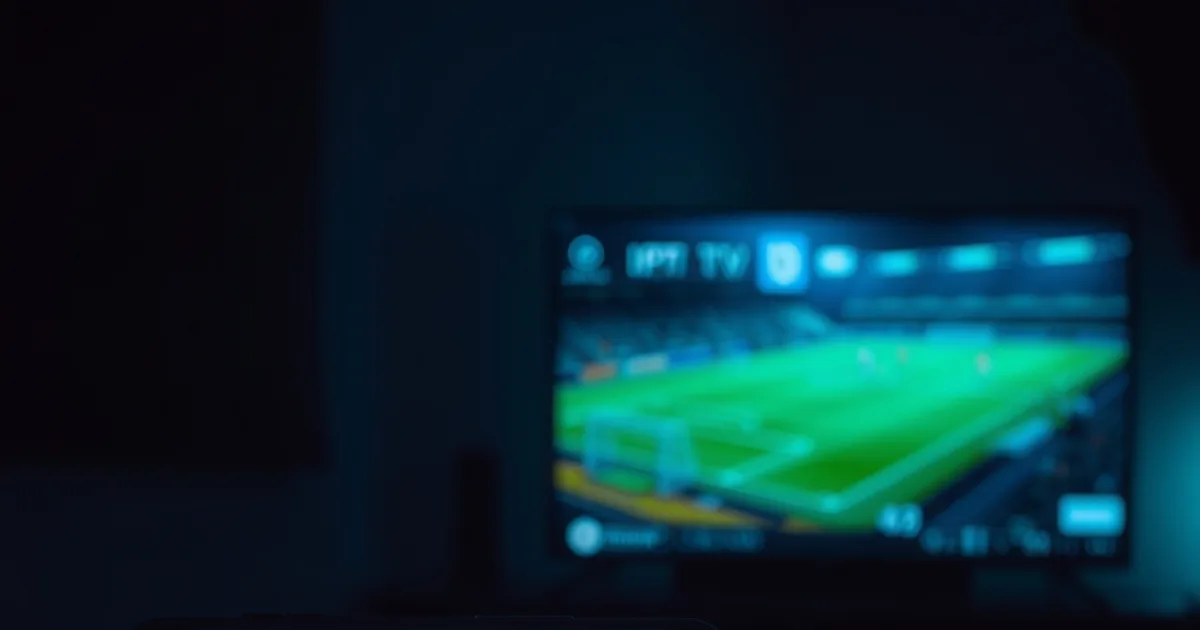Schermo che mostra una lista di canali IPTV in caricamento, con un cronometro accanto e una partita di calcio sfocata su un televisore sullo sfondo, ambiente scuro e cinematografico.